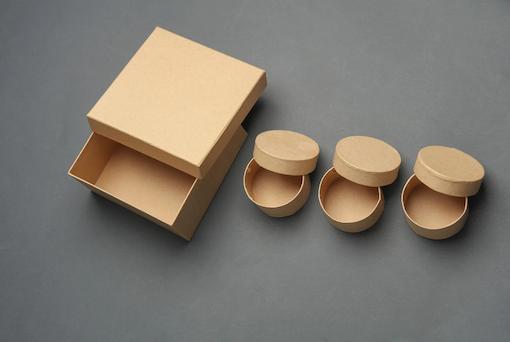 Packaging custom UMKM seperti stiker label dan box produk hasil digital printing